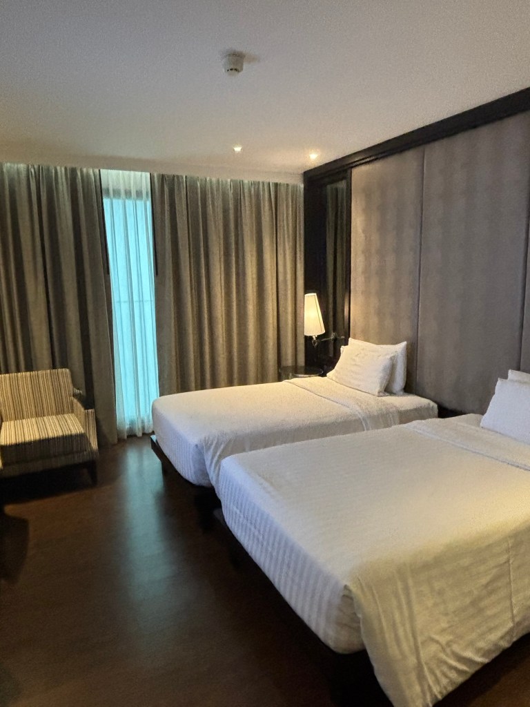 Deluxe Twin Room at Mövenpick Hotel Sukhumvit 15 Bangkok with two single beds, neutral décor, and a spacious bathroom — ideal for families or siblings.