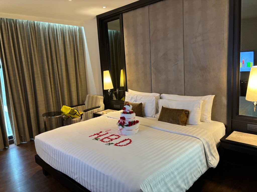 Executive King Room at Mövenpick Hotel Sukhumvit 15 Bangkok featuring a large king‑size bed, seating area, and access to the Executive Lounge.